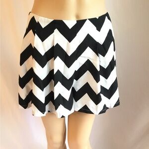 Unbranded Black and White Chevron Skort
NWOT